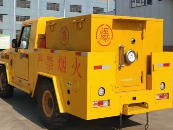 文教镇凯龙爆破器材运输车：保障爆破任务的安全运行